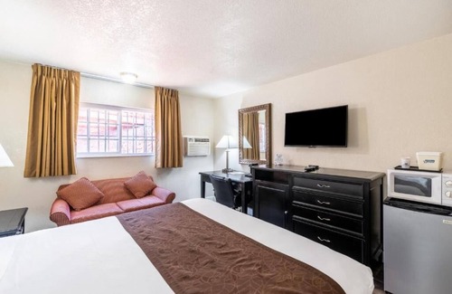 Flagstaff Hotel | Budget-Friendly Room Next to Historic Downtown Flagstaff | Free Parking