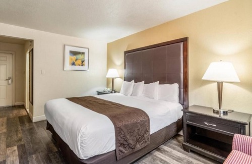 Flagstaff Hotel | Budget-Friendly Room Next to Historic Downtown Flagstaff | Free Parking