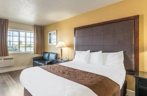Flagstaff Hotel | Budget-Friendly Room Next to Historic Downtown Flagstaff | Free Parking