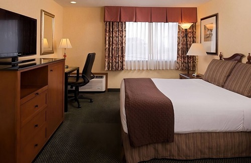 Tri-Cities Hotel | Budget-Friendly Stay in Washington! Outdoor Pool, Free Parking, Pets Allowed