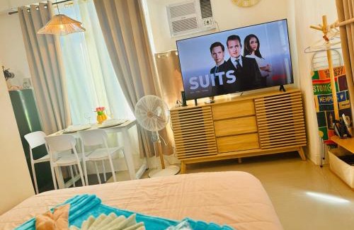 Pinagsama Apartment | Budget Friendly Staycation walking distance to Venice Mall with Netflix and Wifi