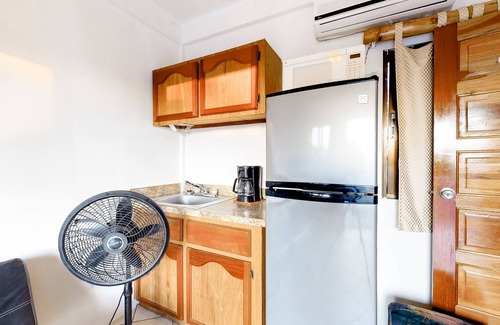 Caye Caulker House | Budget-Friendly Suite with WiFi, AC, Shared Pool & Grill - Bike to Beach