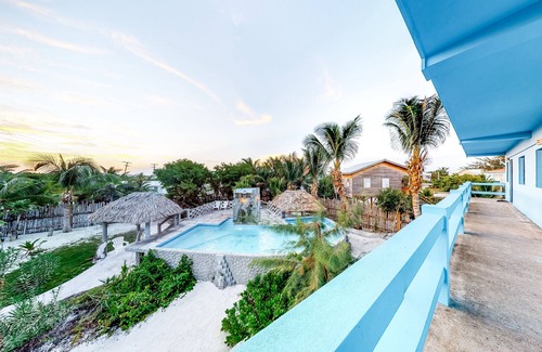 Caye Caulker House | Budget-Friendly Suite with WiFi, AC, Shared Pool & Grill - Bike to Beach