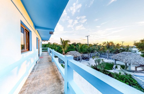 Caye Caulker House | Budget-Friendly Suite with WiFi, AC, Shared Pool & Grill - Bike to Beach
