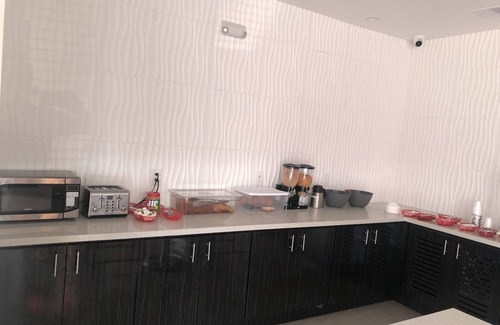 Sugar Land Hotel | Budget Host Inn and Suites