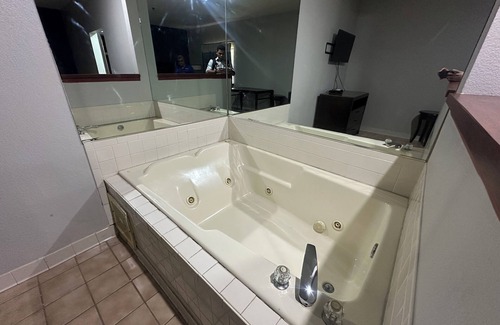 Barnesville Hotel | Budget Inn, Hwy 41