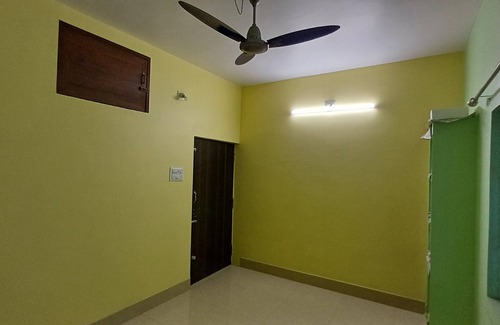 Cuttack House | Budget stay by a serene lake,enjoy nature’s charm just steps away.All amenities.