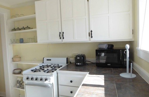 Flagstaff Cottage | Budget Vintage Garden Cottage, Walk to town, Privacy, Deck, Wifi, Sleeps 2 max