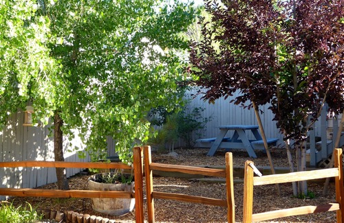 Flagstaff Cottage | Budget Vintage Garden Cottage, Walk to town, Privacy, Deck, Wifi, Sleeps 2 max