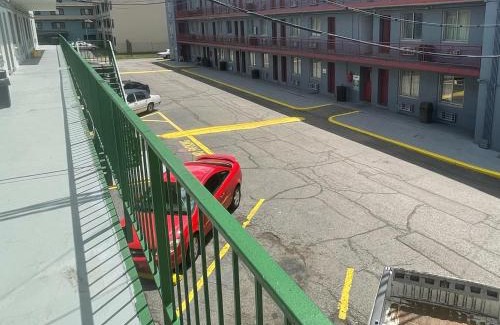 Bashford Manor Hotel | Budgetel Inn and Suites - Louisville