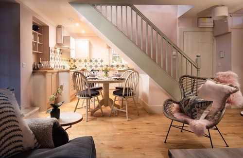 Leitholm Cottage | BUGHTRIG COTTAGE - sleeps 4 guests in 2 bedrooms