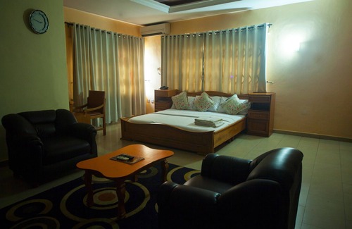 Gwarinpa Estate Apartment | Building with easy access, furnished, air-conditioning,24-hour room service.
