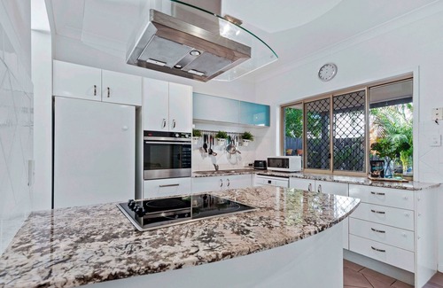 Balmoral House | Bulimba Central 2BR -Sleeps 6, Courtyard