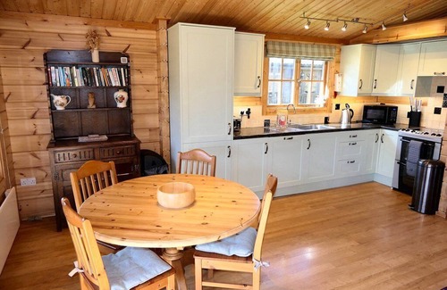 Alton Barnes Cabin | 'Bullrush' luxury Log Cabin. 3.5 acre lakeside setting in Pewsey Vale Wiltshire
