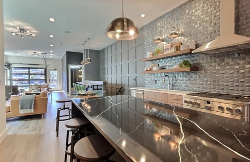 Cherokee Triangle Apartment | Bungalou Ultimate Silver Rooftop+Gameyard Sleep 31