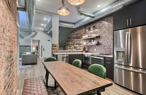 Cherokee Triangle Apartment | Bungalou Ultimate Silver Rooftop+Gameyard Sleep 31