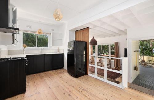 Avalon Beach House | Bungalow 127 at Avalon pde, 800m walk to beach