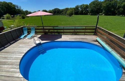 Saint-Pardoux House | Bungalow accueillant à Saint-Pardoux avec piscine partagée