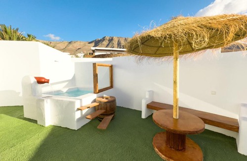 Urbanizacion Famara House | Bungalow Ahul Famara con pequeña piscina