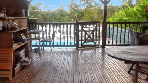 Le Robert House | Bungalow charmant au Robert avec piscine partagée et jardin