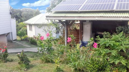 Le Robert House | Bungalow charmant au Robert avec piscine partagée et jardin