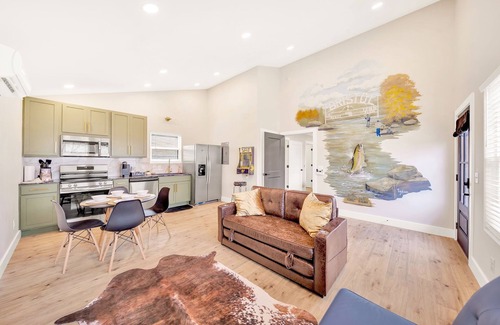 Bluff City House | Bungalow/Hot tub/ping pong/Putt putt/corn hole/Jenga/connect 4/Checkers