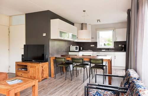 Eernewoude House | Bungalow near De Alde Feanen with Spa