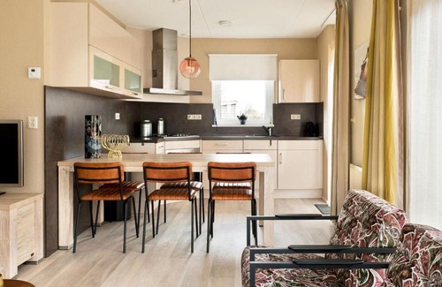 Eernewoude House | Bungalow near De Alde Feanen with Spa