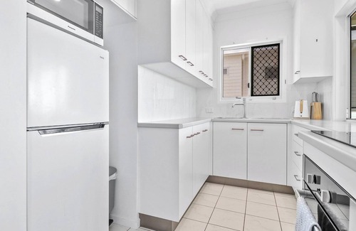 Emu Park House | Bungalow on Bright (BOB's) - Boasts captivating island views.