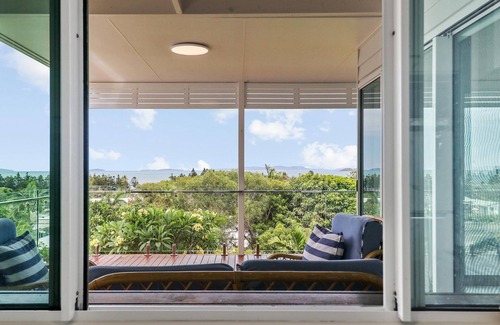Emu Park House | Bungalow on Bright (BOB's) - Boasts captivating island views.