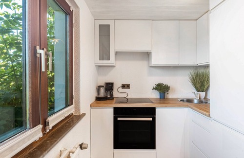 Niedenstein House | Bungalow 'The View' with Mountain View, Private Terrace and Wi-Fi