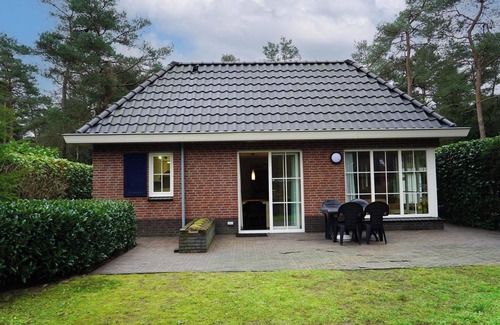 Beekbergen-Zuid House | Bungalow with 3 bedrooms, a traditional sauna and a terrace