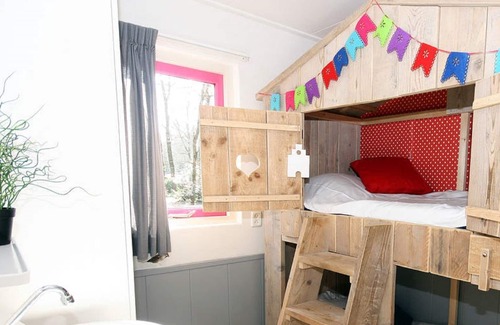 Epe House | Bungalow with a tree House box bed on Veluwe
