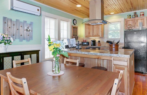 Wimberley Cottage | Bungalows on the Square I Wimberley, hot tub