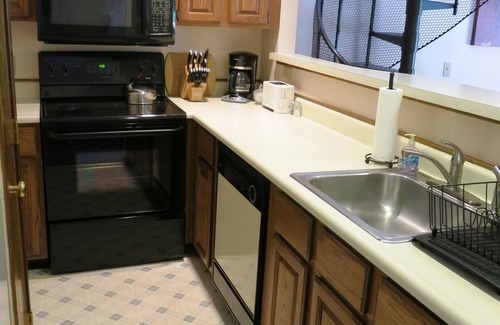 East Burke Condo | Burkeside Condo Steps Away From Lift & Lodge. KT Access