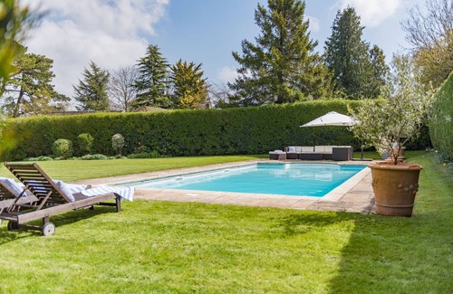 Charing House | Burleigh House by Bloom Stays - sleeps 12 guests in 6 bedrooms