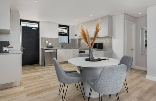 Milnerton Apartment | Burmeister Modern 2-Bedroom w/Views Milnerton