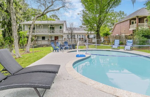 Barrett House | Burnet Bay Waterfront Pool Resort