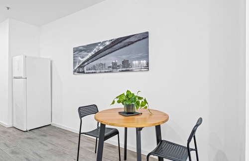 Burwood Apartment | Burwood 1Br apt nearTrain/Shopping street parking