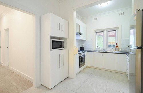 Burwood House | Burwood 3Br house close to train/shopping/parks