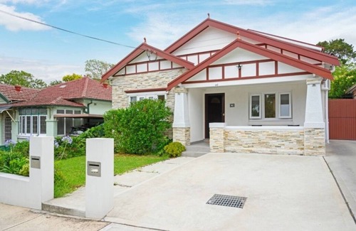 Burwood House | Burwood 3Br house close to train/shopping/parks
