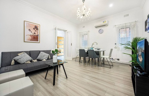 Burwood House | Burwood 3Br house close to train/shopping/parks