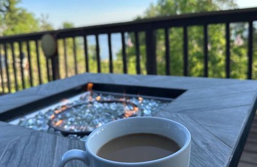 Spring Grove House | Busch Gardens-Williamsburg-Fishing-Cornhole-Deck-River View- FIRE TABLE!