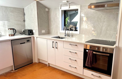 Onetangi Cottage | Bush Beach Delight - Onetangi Holiday Home