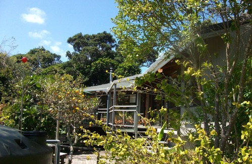 Onetangi Cottage | Bush Beach Delight - Onetangi Holiday Home