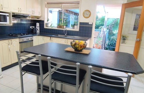 Baulkham Hills House | Bush retreat on the street. 30 mins Bus to city