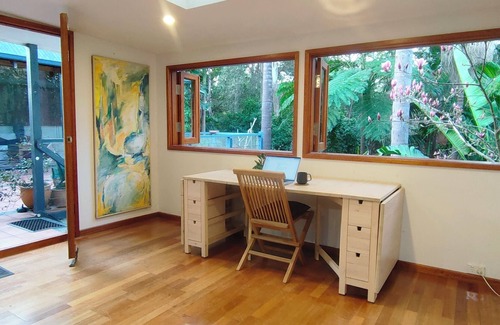 Baulkham Hills House | Bush retreat on the street. 30 mins Bus to city