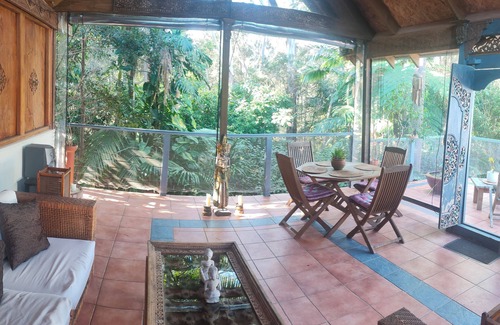 Baulkham Hills House | Bush retreat on the street. 30 mins Bus to city