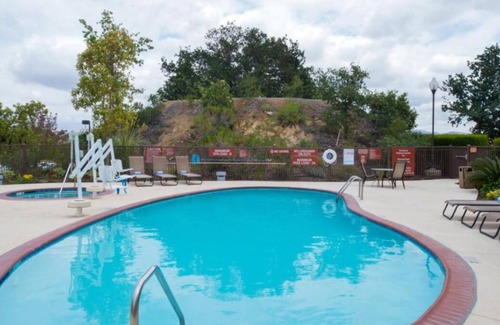 Thousand Oaks House | Business Lodging in Thousand Oaks! 4 units w/Work Space, Full Kitchen, Pool