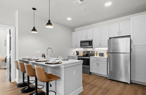 Rogers Apartment | Business-Ready- Comfort & Convenience for the Traveling Professional-w/Gym